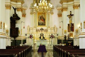 di legno cofanetto a un' funerale - funerale cerimonia nel Chiesa foto