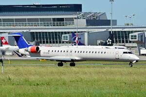 varsavia Polonia. giugno 8, 2018. tritare aeroporto nel varsavia. aereo a il aeroporto dopo approdo. foto