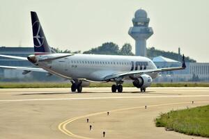 varsavia Polonia. giugno 8, 2018. tritare aeroporto nel varsavia. aereo a il aeroporto dopo approdo. foto