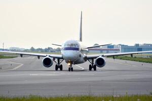 varsavia Polonia. giugno 8, 2018. tritare aeroporto nel varsavia. aereo a il aeroporto dopo approdo. foto