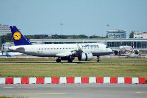 varsavia Polonia. giugno 8, 2018. tritare aeroporto nel varsavia. aereo a il aeroporto dopo approdo. foto