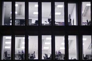 moderno ufficio edificio a notte. notte luci, città ufficio edificio centro, paesaggio urbano Visualizza foto