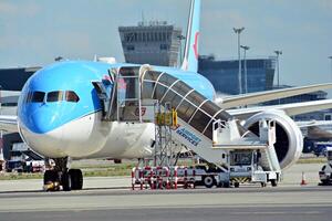 varsavia Polonia. giugno 8, 2018. tritare aeroporto nel varsavia. aereo a il aeroporto dopo approdo. foto