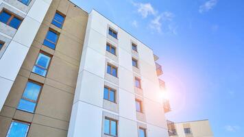 moderno appartamento edificio nel soleggiato giorno. esterno, Residenziale Casa facciata. Residenziale la zona con moderno, nuovo e elegante vivente bloccare di appartamenti. foto