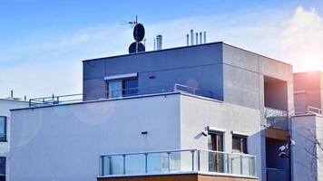 nuovo costruire singolo famiglia Casa. suburbano la zona con moderno geometrico famiglia Casa. foto