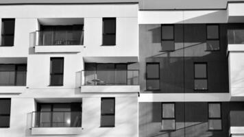frammento di un' facciata di un' edificio con finestre e balconi. moderno appartamento edifici su un' soleggiato giorno. facciata di un' moderno appartamento costruzione. nero e bianca. foto