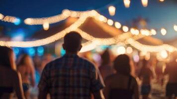 sfocato persone è avendo un' spiaggia festa a notte nel il estate evento Festival vacanza su un' sfocato sfondo foto