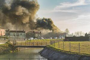 ardente Casa nel un' villaggio foto