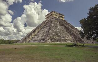 vista laterale della parte non rinnovata della piramide di chichen itza foto