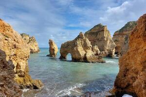 naturale roccia formazioni con mare arco a oceano costa. foto