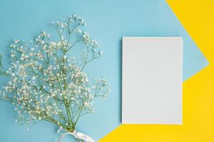modello di un' bianca taccuino su un' colorato sfondo con un' mazzo di fiori foto