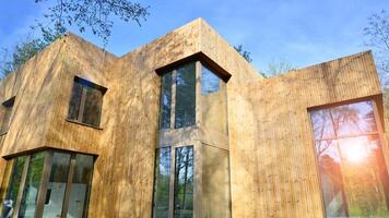 nuovo singolo famiglia Casa. Residenziale casa con moderno di legno facciata. foto