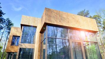 nuovo singolo famiglia Casa. Residenziale casa con moderno di legno facciata. foto