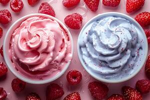 un' duo di estate sapori, freddo ghiaccio crema e succoso fragola e lampone, danza su il palato foto