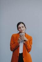 attività commerciale donna ritratto con tazza , isolato. femmina modello con lungo capelli. foto