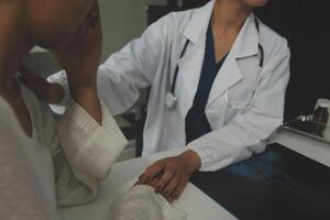 medico dando speranza. vicino su tiro di giovane femmina medico pendente inoltrare per sorridente anziano signora paziente Tenere sua mano nel palme. donna custode nel bianca cappotto supporto incoraggiando vecchio persona foto