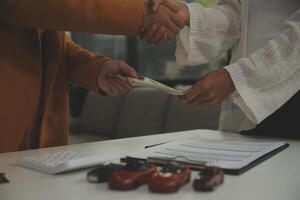 assicurazione ufficiali mano al di sopra di il auto chiavi dopo il inquilino. avere firmato un auto assicurazione documento o un' contratto di locazione o accordo documento acquisto o vendita un' nuovo o Usato auto con un' auto foto
