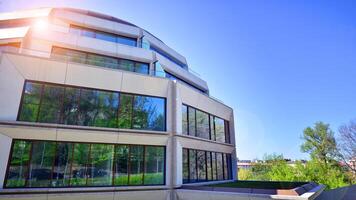 eco architettura. verde albero e nuovo Residenziale costruzione. armonia di natura e modernità. moderno appartamento edificio con nuovo appartamenti nel un' verde Residenziale la zona. foto