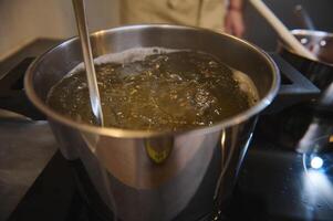 inossidabile acciaio padella con bollente acqua per spaghetti o altro pasto foto