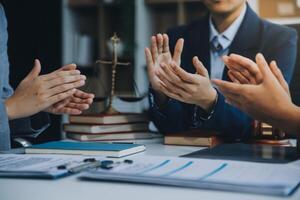 attività commerciale persone battimani e applausi a incontro o conferenza, avvicinamento di mani. gruppo di sconosciuto uomini d'affari e donne nel moderno bianca ufficio. successo lavoro di squadra o aziendale istruire concetto foto