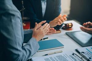 attività commerciale persone battimani e applausi a incontro o conferenza, avvicinamento di mani. gruppo di sconosciuto uomini d'affari e donne nel moderno bianca ufficio. successo lavoro di squadra o aziendale istruire concetto foto