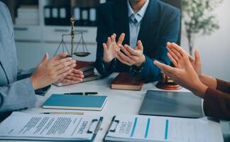 attività commerciale persone battimani e applausi a incontro o conferenza, avvicinamento di mani. gruppo di sconosciuto uomini d'affari e donne nel moderno bianca ufficio. successo lavoro di squadra o aziendale istruire concetto foto