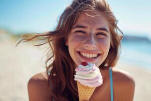 ragazza turista ride e detiene ghiaccio crema su estate vacanza su il strada. bellissimo donna con Riccio lungo capelli nel un' spiaggia cappello sorridente su estate. rinfrescante dolce cibo foto