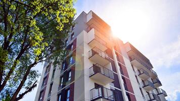 moderno Residenziale edificio con nuovo appartamenti nel un' verde Residenziale la zona. eco architettura. verde albero e nuovo appartamento costruzione. il armonia di natura e modernità. foto