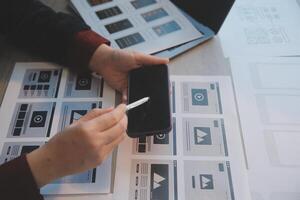 UX ui design processi per alla moda mobile applicazione e sito web . creativo prototipo di wireframe per professionale App sviluppatore . foto