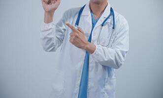 maturo maschio medico con tavoletta pc è dando presentazione. sfocato sfondo al chiuso. foto