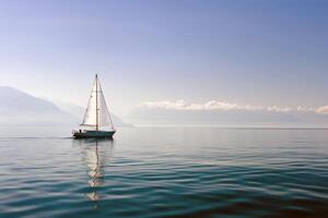 barca a vela alla deriva pigramente su calma lago, suo vele ondeggiante nel il dolce estate brezza foto