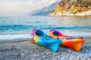 paio di colorato kayak riposo su il costa, facendo cenno avventurieri per Esplorare nascosto calette foto