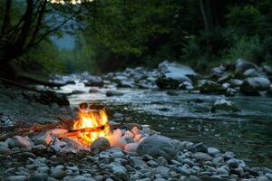 tranquillo, calmo sul fiume campeggio illuminato di il tremolante leggero di fuoco di bivacco foto