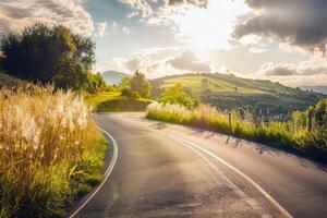 strada viaggio attraverso nazione strade, circondato di i campi di baciato dal sole colture nel il altezza di estate foto