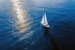 barca a vela volo a vela attraverso scintillante blu acque, spinto di dolce estate brezza foto