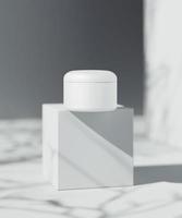 scena di presentazione del prodotto cosmetico naturale. posizionamento all'aperto. vaso bianco bianco. Contenuto dell'illustrazione 3D foto