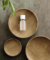 piedistallo per la presentazione del prodotto cosmetico naturale. cilindri in pietra e legno con foglie di piante. illustrazione 3D.
