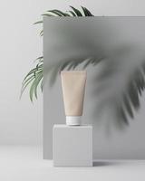 illustrazione 3D. Dermatologia a base di erbe cosmetico crema igienica prodotto per la cura della pelle in barattolo di plastica su sfondo di vetro con foglie di palma in bagno foto