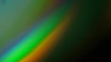 arcobaleno sovrapposizione luce rifrazione texture diagonale olografico naturale sul nero.