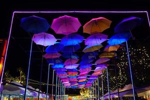 l'ombrello colorato nell'evento notturno all'aperto nel parco foto