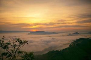 nebbia di paesaggio all'alba di un passaggio di alta montagna al fiume mekong tra thai - laos. foto