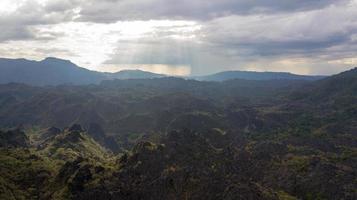 bellissimo paesaggio laico illuminazione del punto di riferimento dell'Asia. vista aerea montagne calcaree in khammouane laos. foto