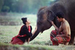 coppie che si divertono con gli stili di vita degli elefanti giovani nella provincia thailandese di Surin. foto