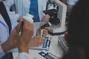 squadra di medico personale avendo mattina incontro nel sala riunioni. medici e infermieri guardare a digitale tavoletta. foto