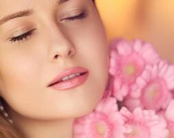 bellezza, vacanza e bridal trucco, bellissimo donna con rosa fiori mazzo come cosmetici, profumo e viso cura della pelle foto