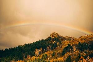 arcobaleno sopra la montagna foto