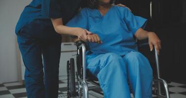 medico dando speranza. vicino su tiro di giovane femmina medico pendente inoltrare per sorridente anziano signora paziente Tenere sua mano nel palme. donna custode nel bianca cappotto supporto incoraggiando vecchio persona foto