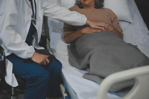 ritagliata tiro di un' femmina infermiera hold sua anziano del paziente mano. dando sostegno. medico porzione vecchio paziente con Alzheimer patologia. femmina badante Tenere mani di anziano uomo foto