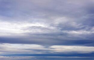 bellissimo panoramico blu bianca grigio Cloudscape sfondo foto