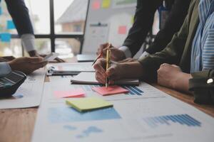 conferenza di lavoro, riunione del team di lavoro presente, colleghi investitori che discutono nuovi dati del grafico finanziario del piano sul tavolo dell'ufficio con laptop e tablet digitale, finanza, contabilità, investimenti. foto